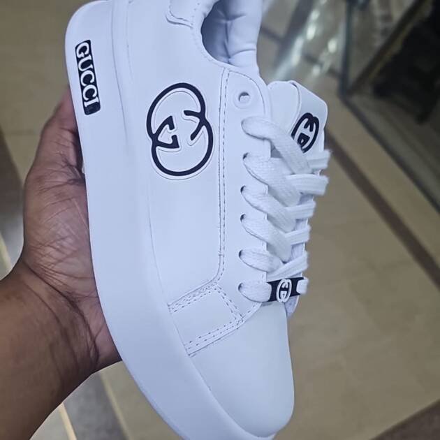 Gucci blanco con detalles Negros
