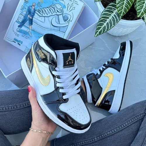 Air Jordan 1 Mid en charol negro, blanco y dorado