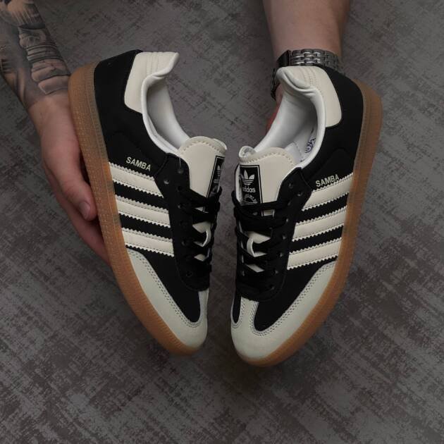 Adidas Samba OG en color negro y beige