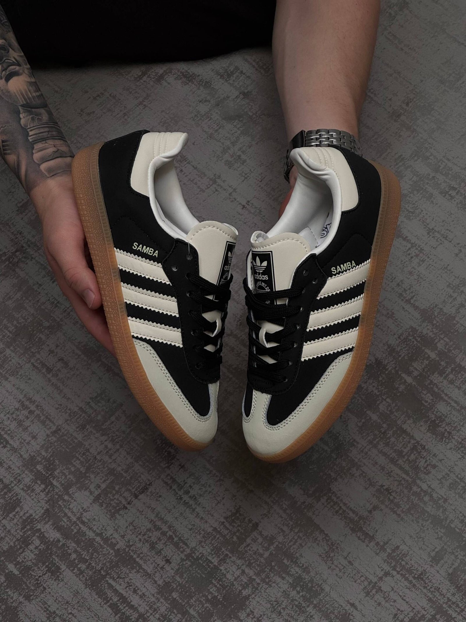 Adidas Samba OG en color negro y beige