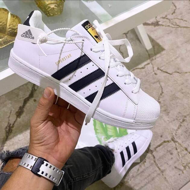Adidas Superstar blancas con las icónicas tres franjas negras