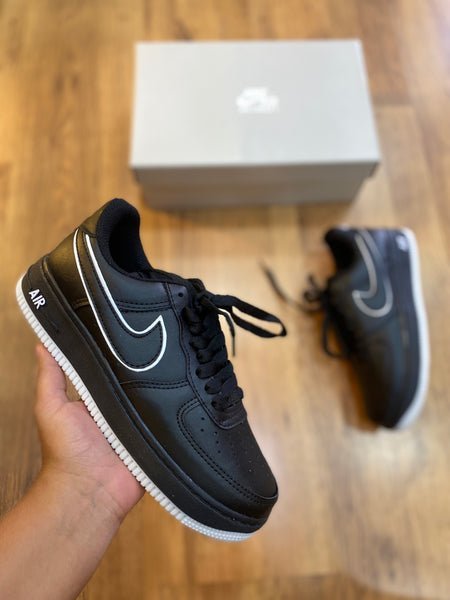 Nike Air Force 1 negro con rayas blancas