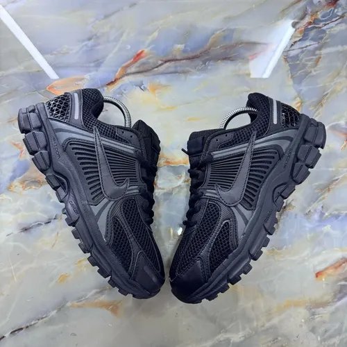 Nike Zoom Vomero 5 en color negro